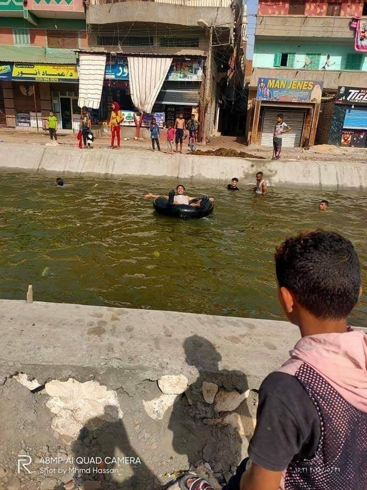 أحد الشباب يلهو في مياه الترعة