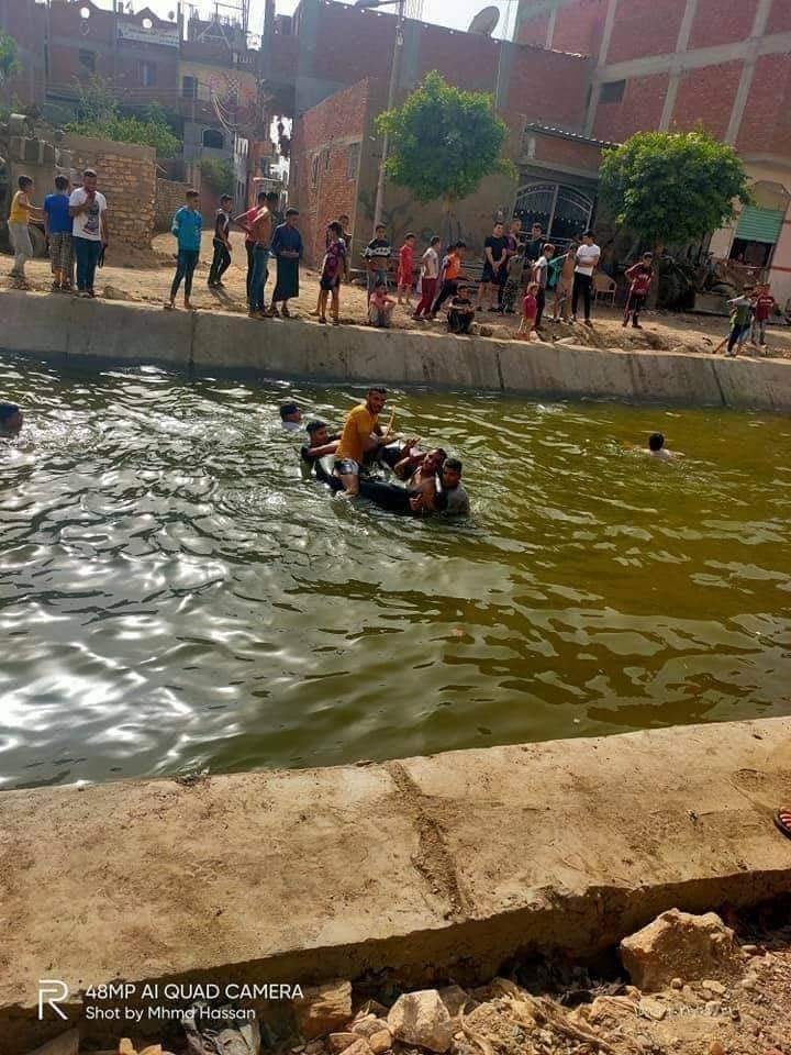 شباب القرية يلهون في في مياه الترعة