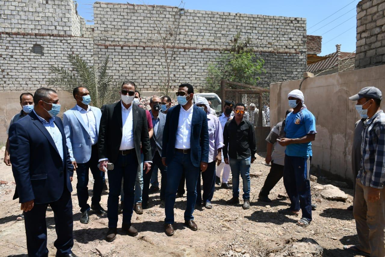 محافظ الفيوم يتفقد مشروعات حياة كريمة