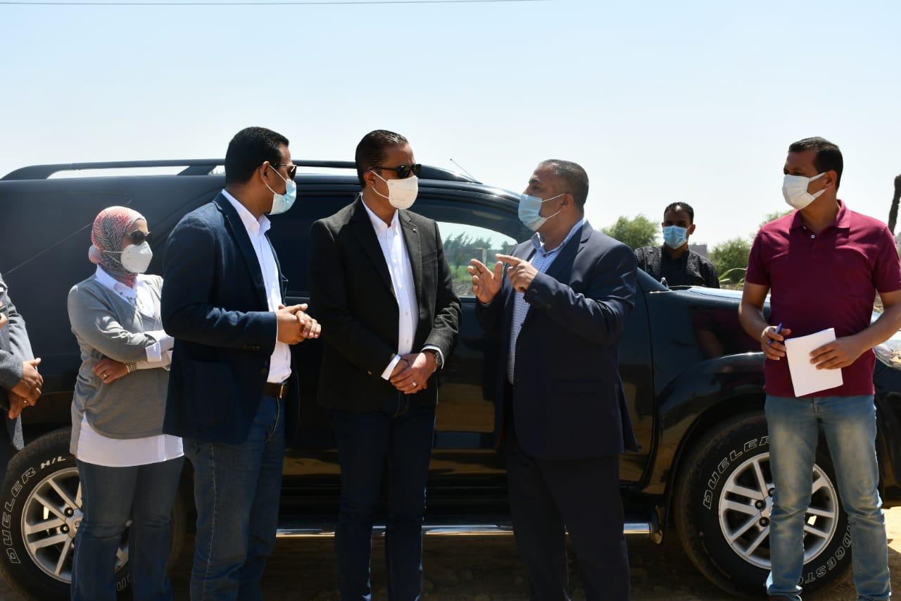 محافظ الفيوم يتفقد مشروعات حياة كريمة