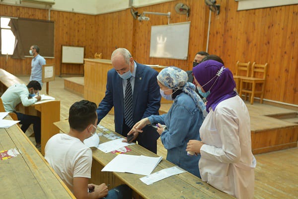رئيس جامعة الفيوم يتفقد سير العمل بالامتحانات