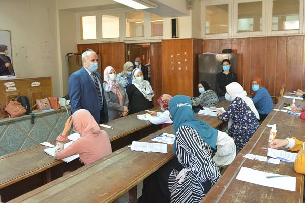 رئيس جامعة الفيوم يتفقد سير العمل بالامتحانات