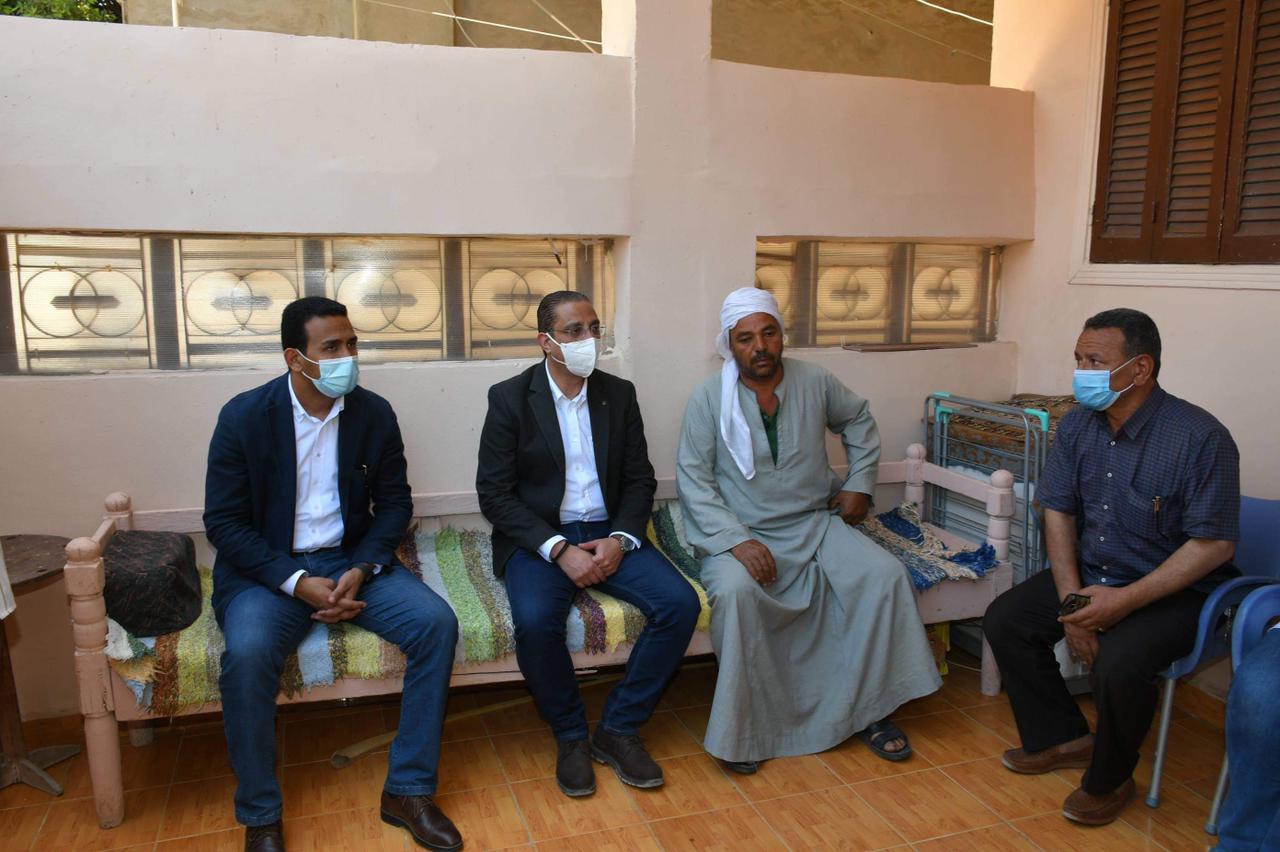 محافظ الفيوم يقدم واجب العزاء لأسرة الشهيد عماد أحمد