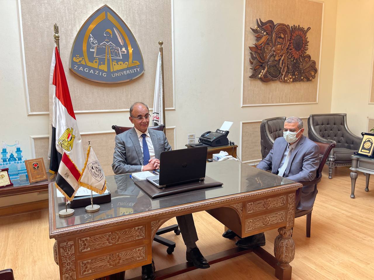 رئيس جامعة الزقازيق اثناء توقيع البروتوكول 2