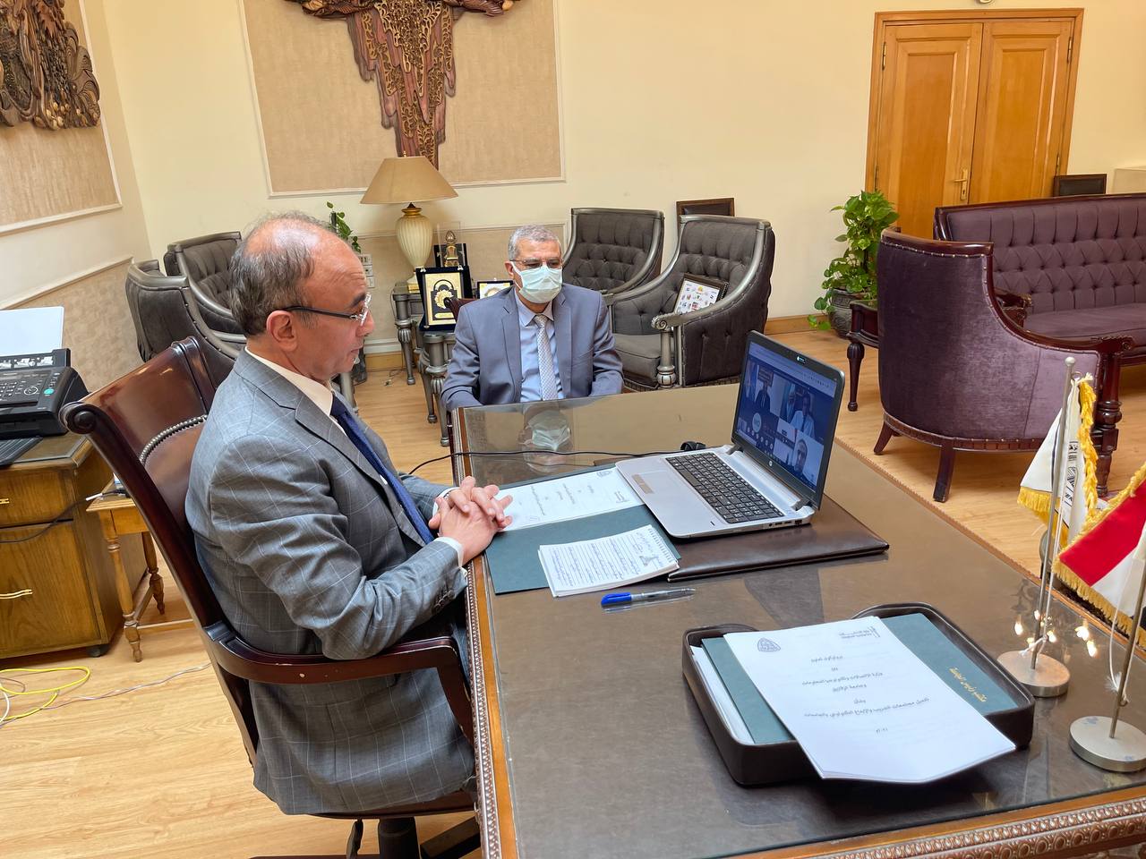 رئيس جامعة الزقازيق اثناء توقيع البروتوكول