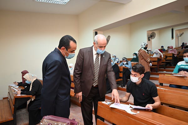 رئيس جامعة الفيوم يتفقد سير الامتحانات
