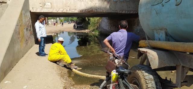 محافظ الشرقية يأمر بكسح وسحب تجمعات المياه المتراكمة  2