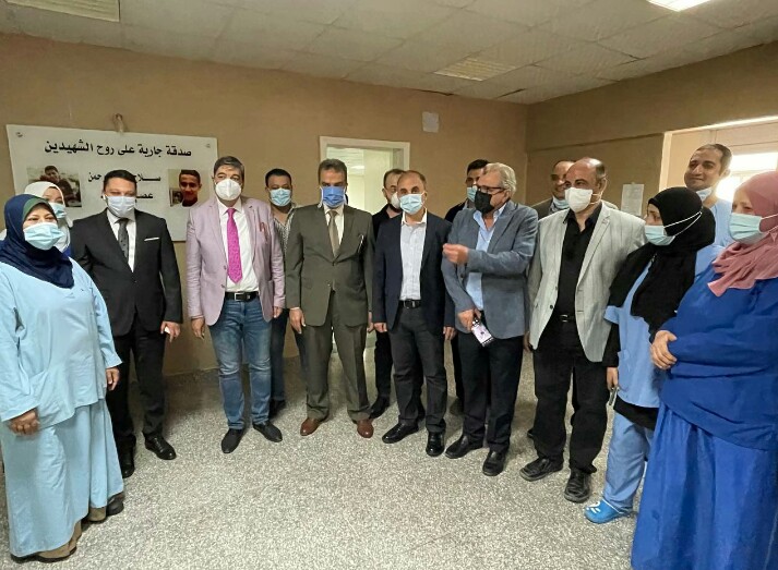 رئيس جامعة الزقازيق ومدير المستشفيات والفريق الطبي بالمستشفى