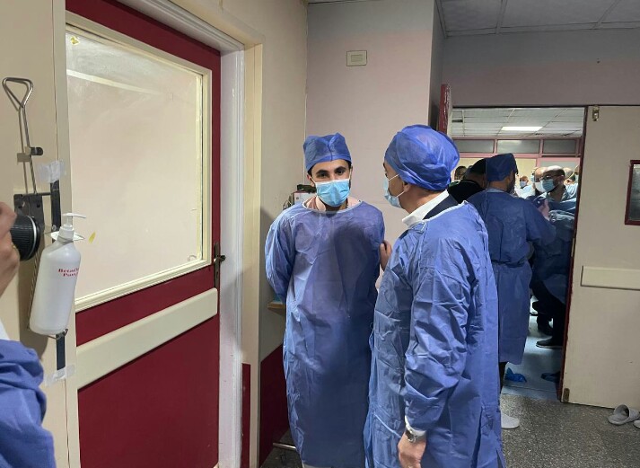 رئيس جامعة الزقازيق يتابع الزوجين بعد نجاح العملية
