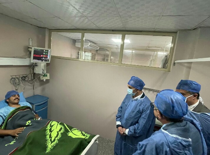 رئيس جامعة الزقازيق يتابع حالة الزوج بعد نجاح العملية