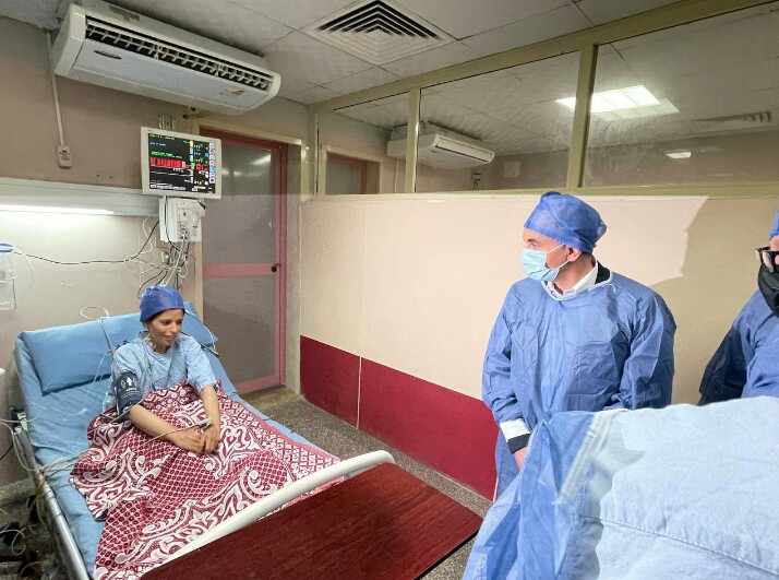 رئيس جامعة الزقازيق يتابع حالة الزوجة بعد نجاح العملية