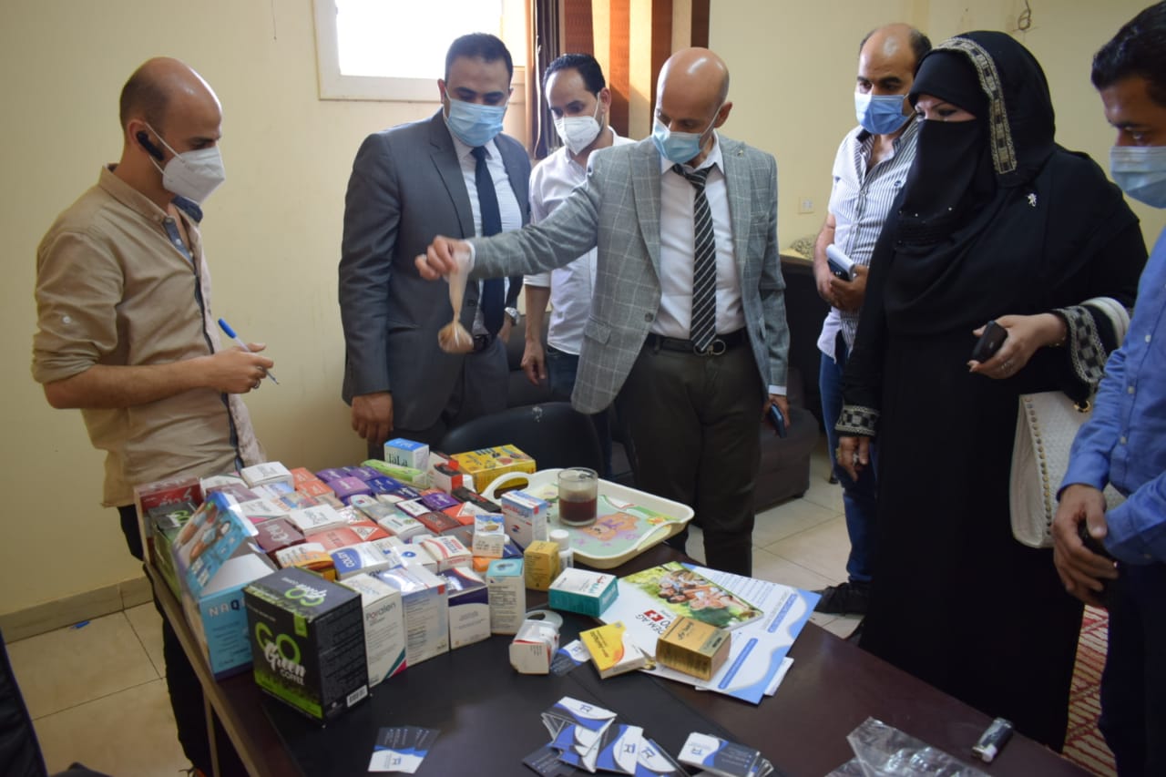 وكيل وزارة الصحة يقود حملة لتشميع مصنع أدوية مغشوشة بالعاشر 04