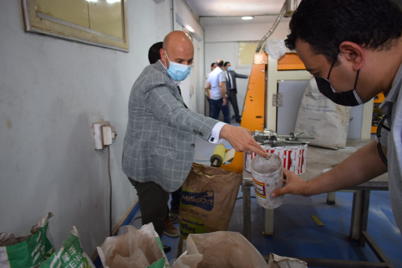 وكيل وزارة الصحة يقود حملة لتشميع مصنع أدوية مغشوشة بالعاشر 05