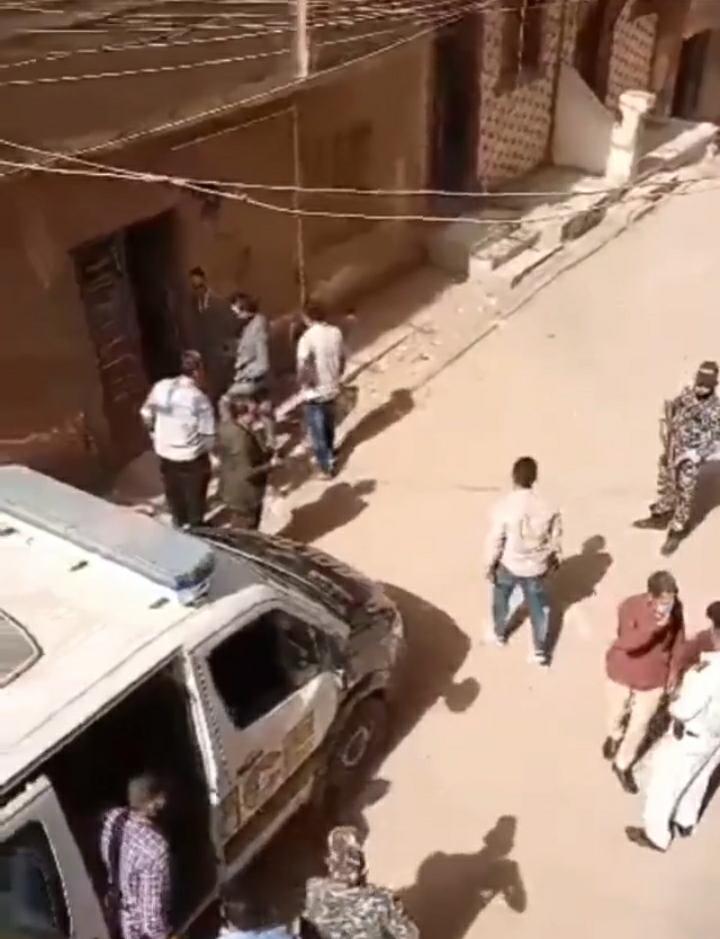 قاتل والده يمثل الجريمة