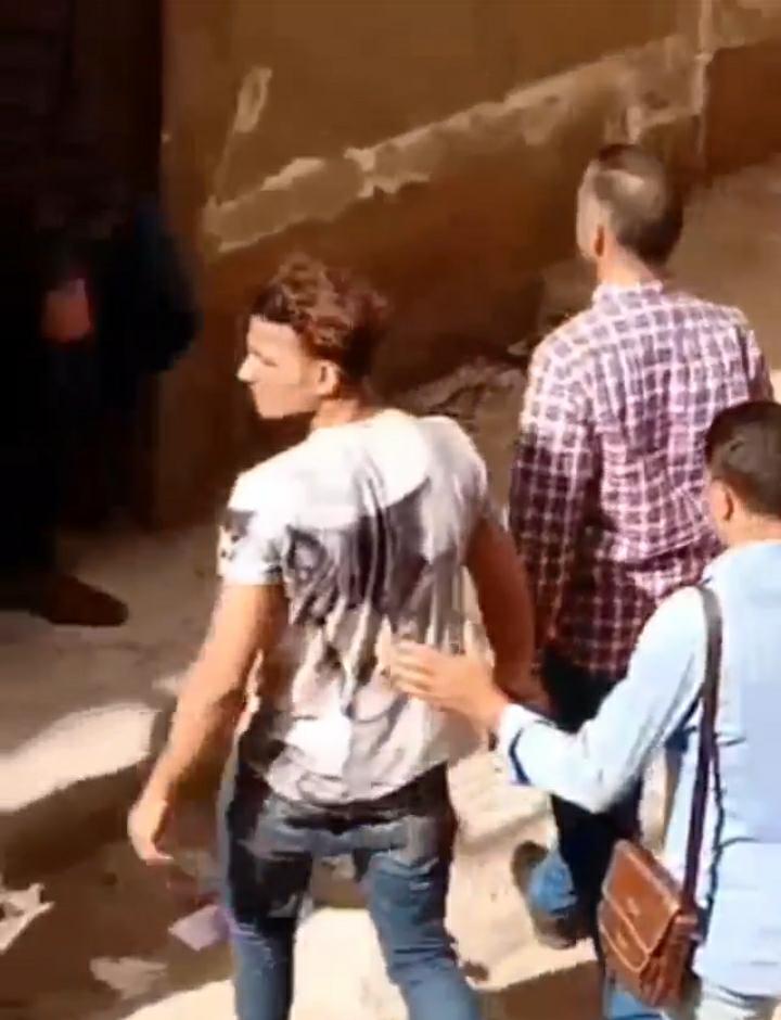 قاتل والده في الفيوم يمثل الجريمة