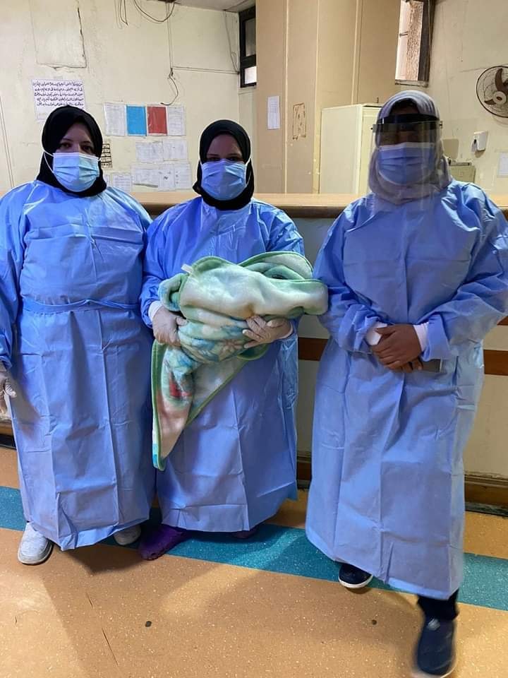 الفريق الطبي يحمل المولودة بعد نجاح العملية