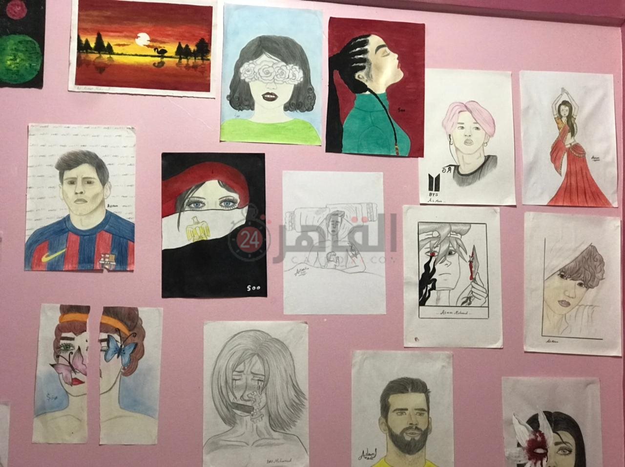 حائط يحتوي على العديد من الرسومات المميزه