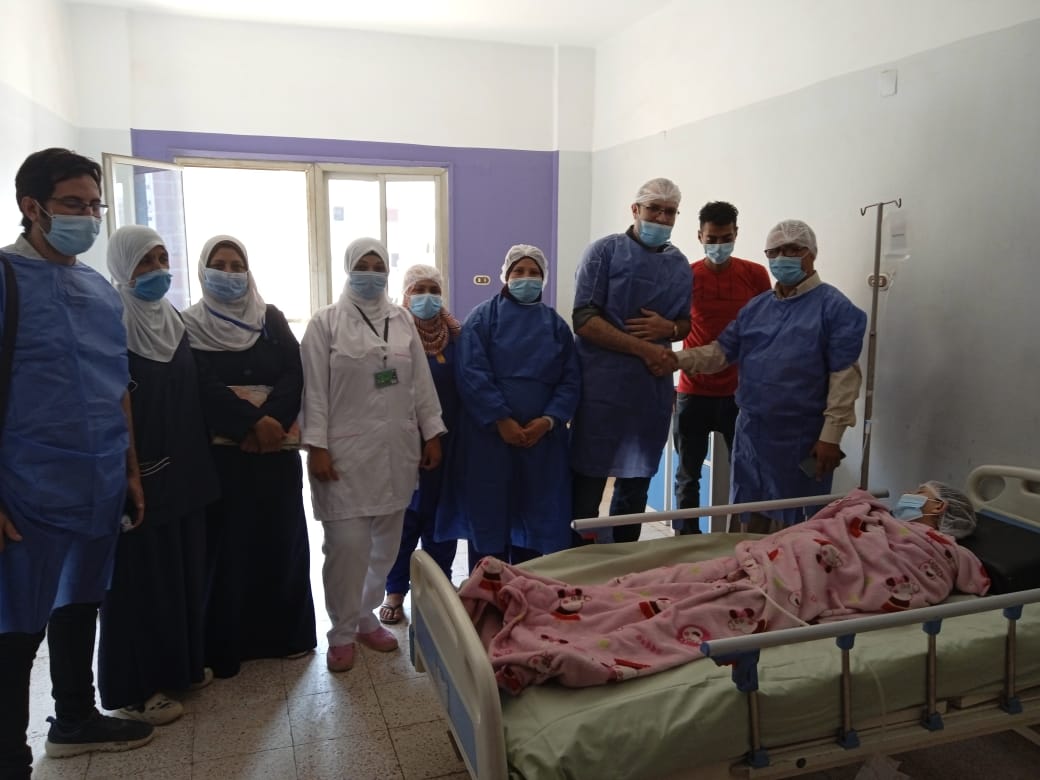 الفريق الطبي يطمئن على السيدة اللمانية فور إجراء المنظار