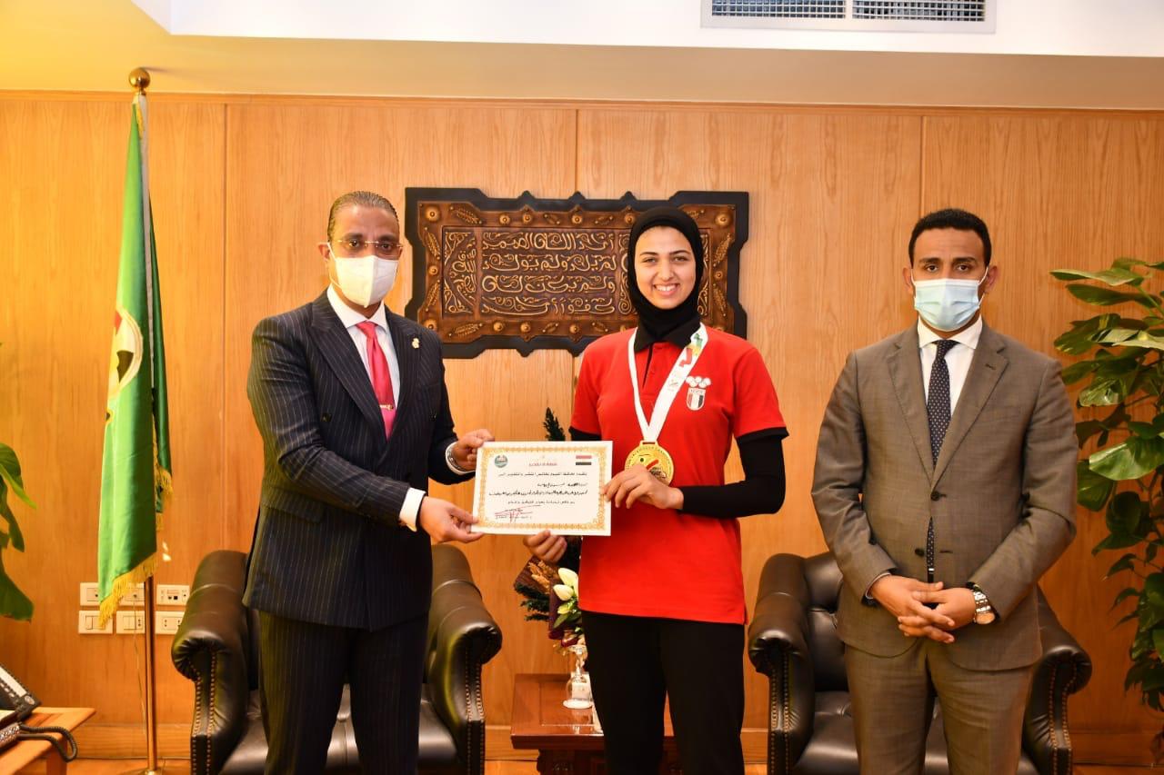 محافظ الفيوم يُكرم اللاعبة ميسون إيهاب