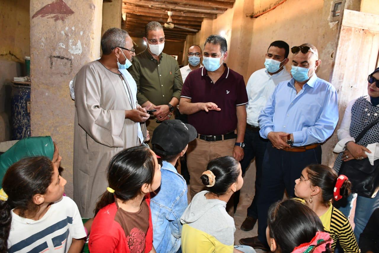 رئيس هيئة تنشيط السياحة يتفقد منتجات مدرسة الخزف بقرية تونس بالفيوم