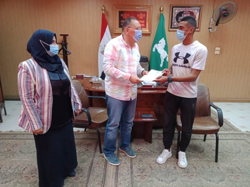 محافظ الشرقية يمنح أول معيد بدار رعاية وحدة سكنية 02