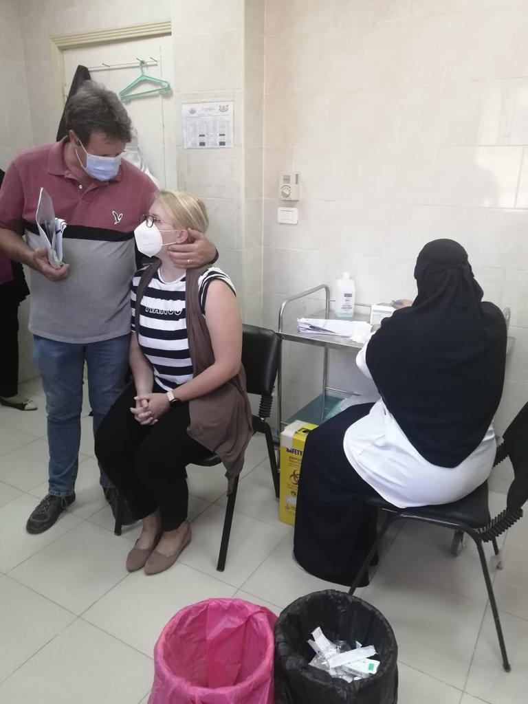 الوفد الأجنبي اثناء تلقي اللقاح بالعاشر من رمضان 01