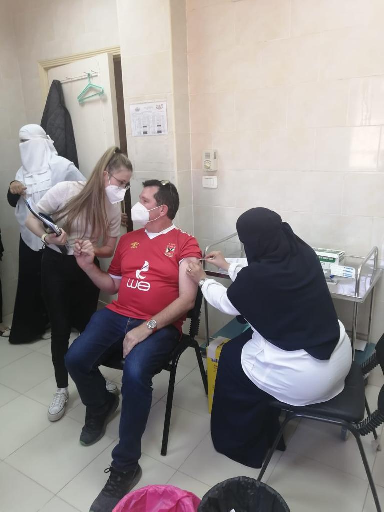 الوفد الأجنبي اثناء تلقي اللقاح بالعاشر من رمضان 03