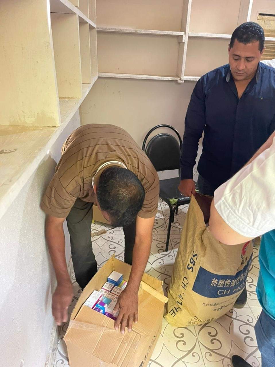 ضبط مكان يديره غير صيدلي ويكشف على المرضى في الفيوم