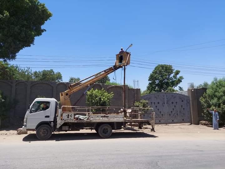 صيانة أعمدة الإنارة في الفيوم