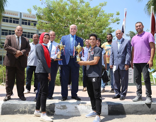 تكريم فريق كلية التربية الرياضية