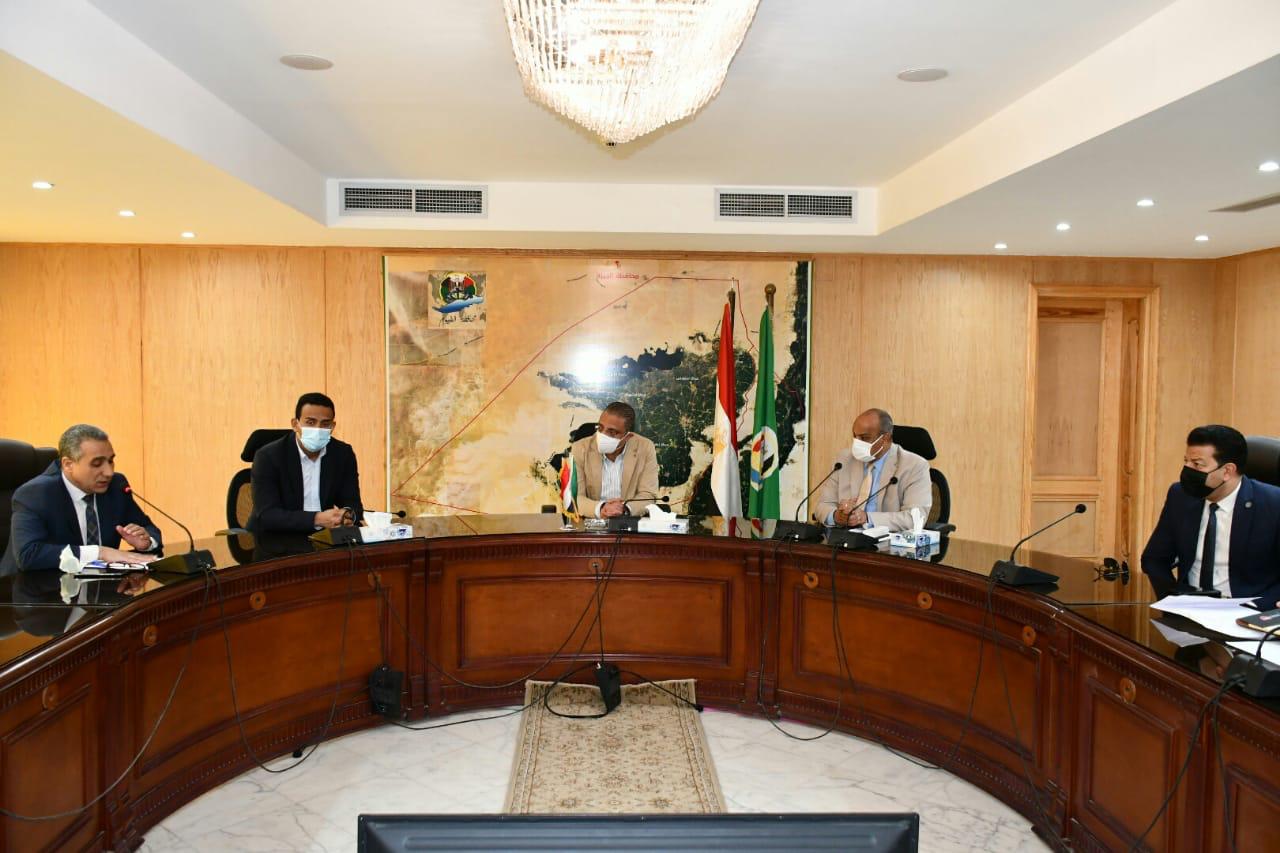 محافظ الفيوم يُسلم شيكات تمويل لإقامة مشروعات تنموية