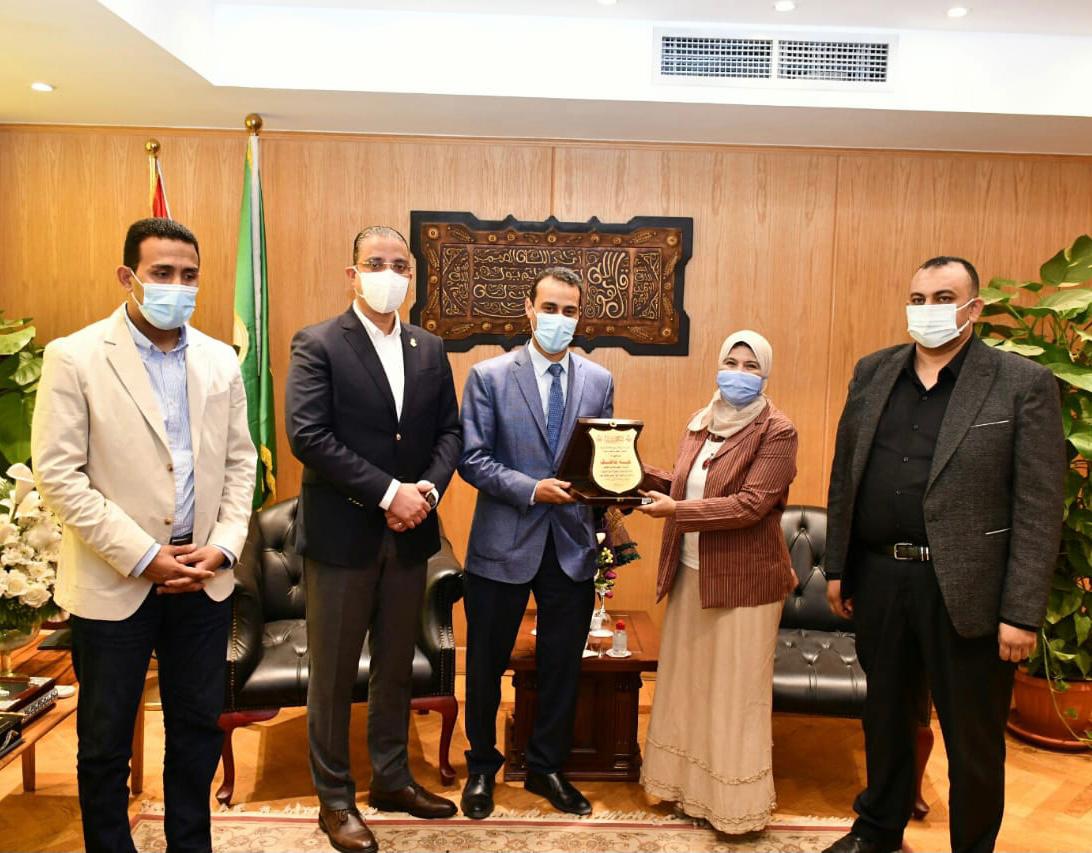 تكريم مديرة التأمين الصحي السابق