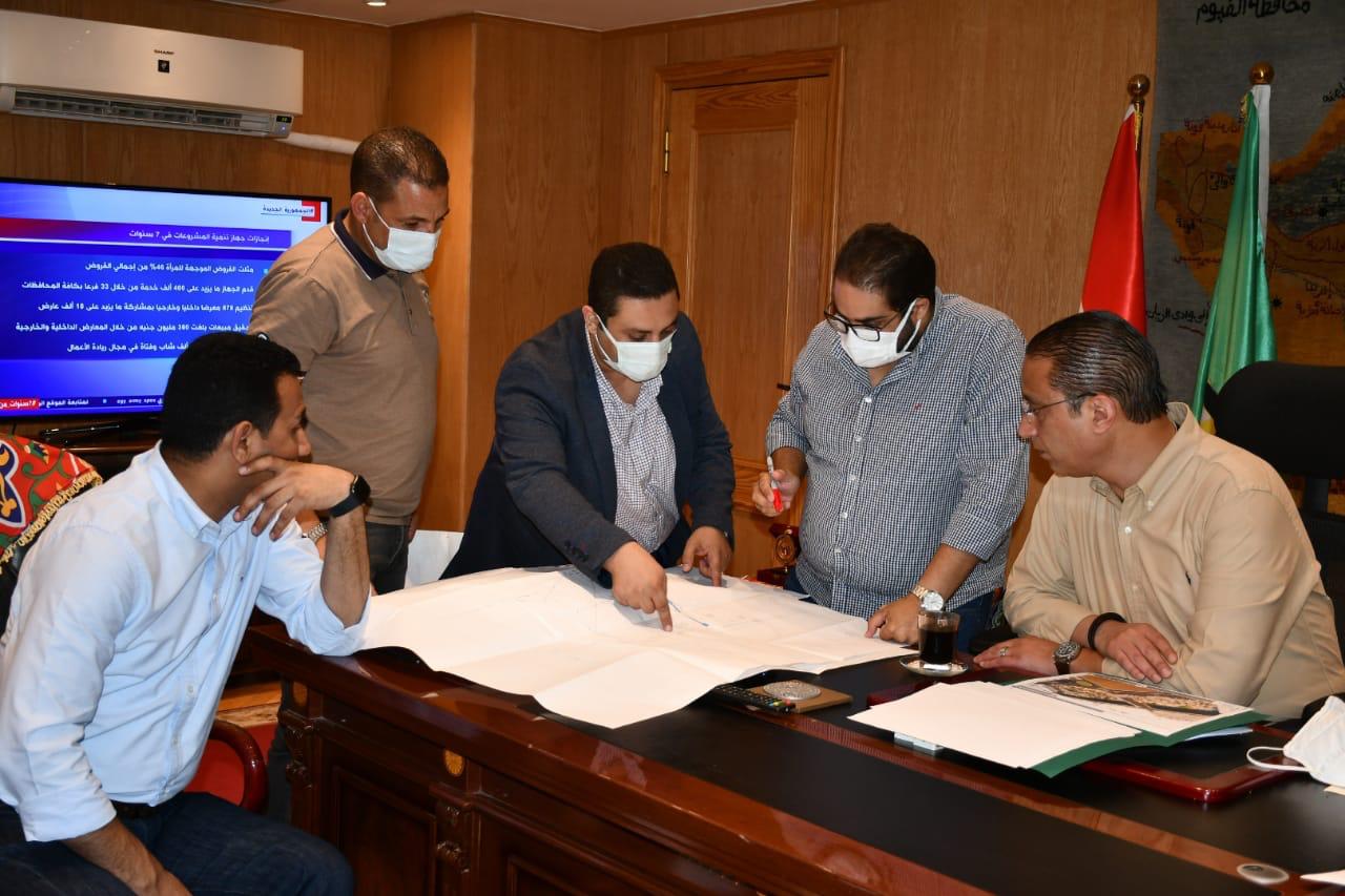 سكرتير الفيوم يستعرض مخططًا لمشروع السواقي