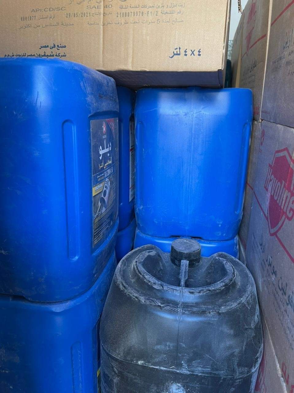 ضبط زيوت سيارات مُقلدة ومجهولة المصدر في الفيوم