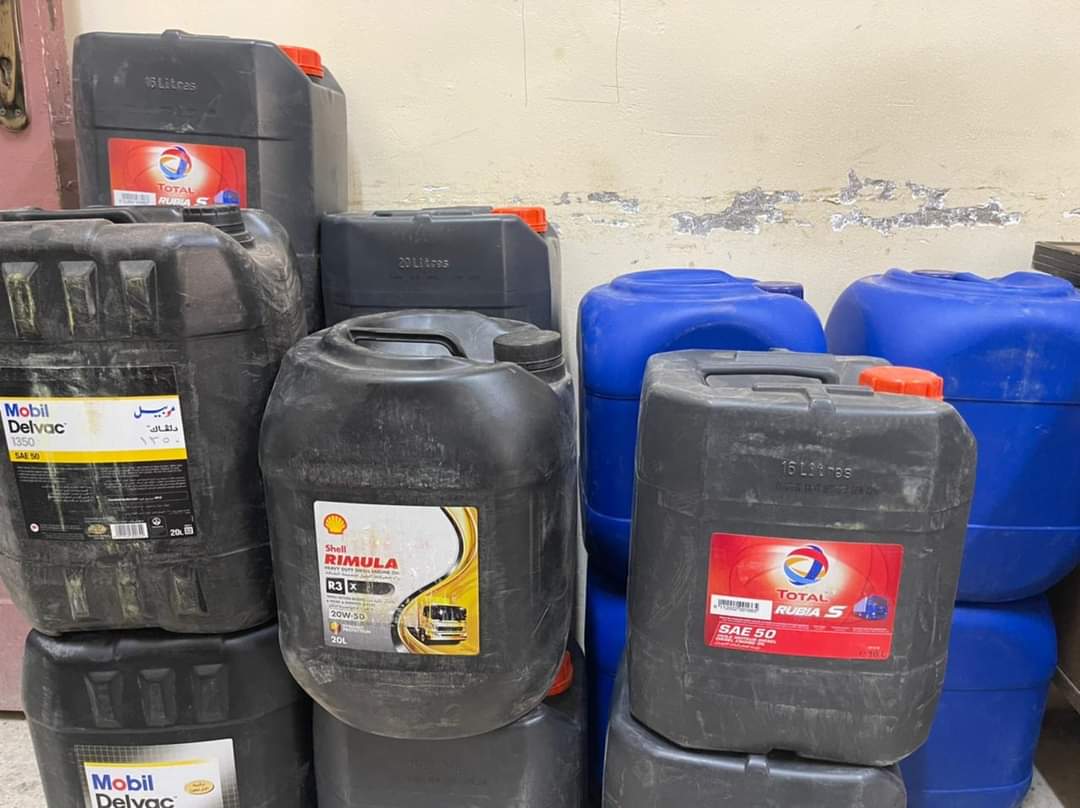 ضبط زيوت سيارات مُقلدة ومجهولة المصدر في الفيوم