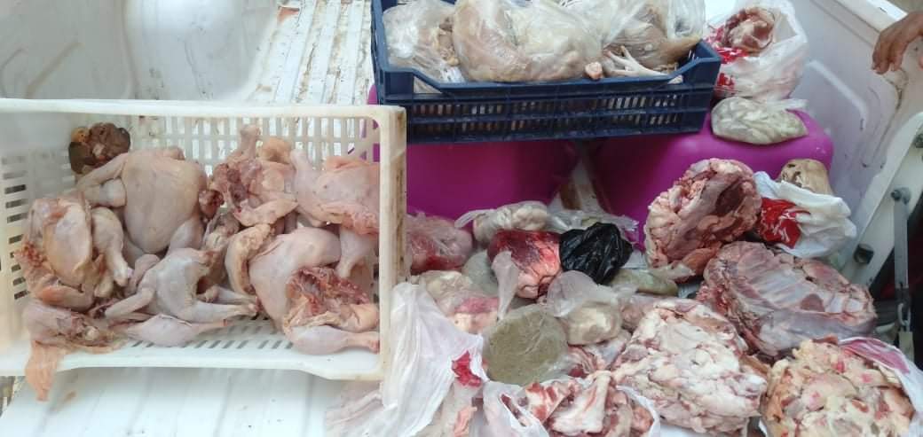 ضبط لحوم ودواجن مُنتهية الصلاحية في مطعم شهير بالفيوم