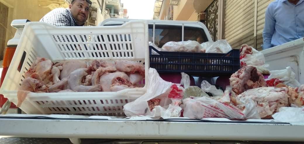 ضبط لحوم ودواجن مُنتهية الصلاحية في مطعم شهير بالفيوم