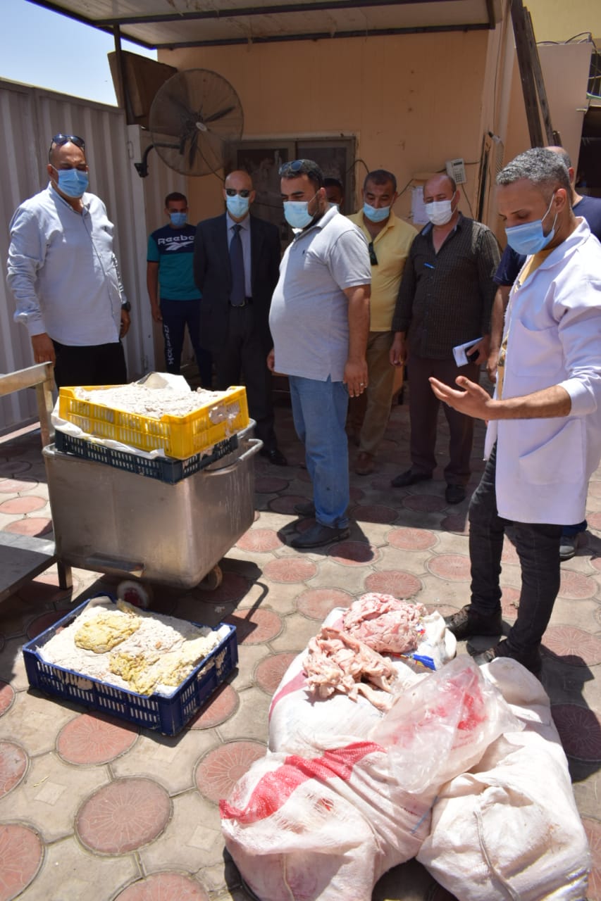 ضبط وإعدام أغذية فاسدة بالعاشر من رمضان 9