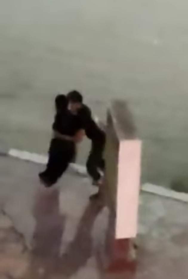 شابين يتحرشان بمعاملة قمامة في الفيوم