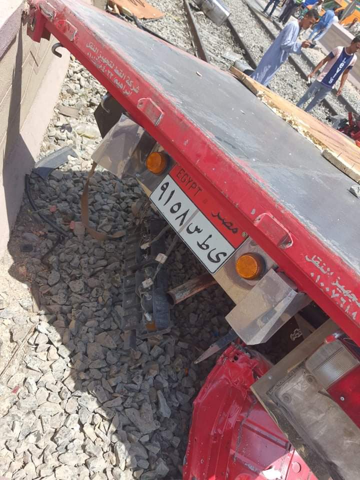 قطار يدهس سيارة نقل في قنا