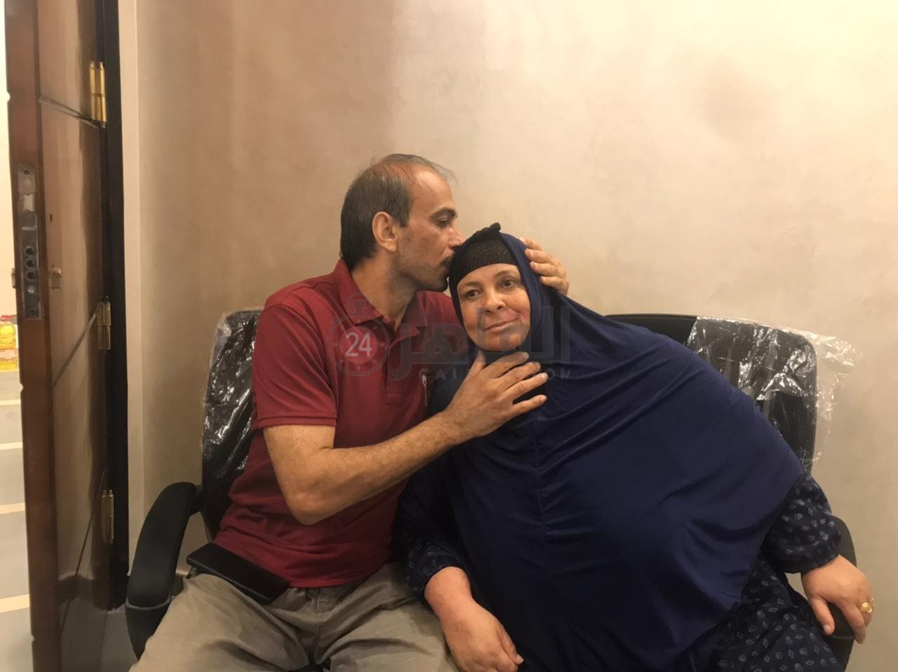 المدرس يقبل رأس والدته