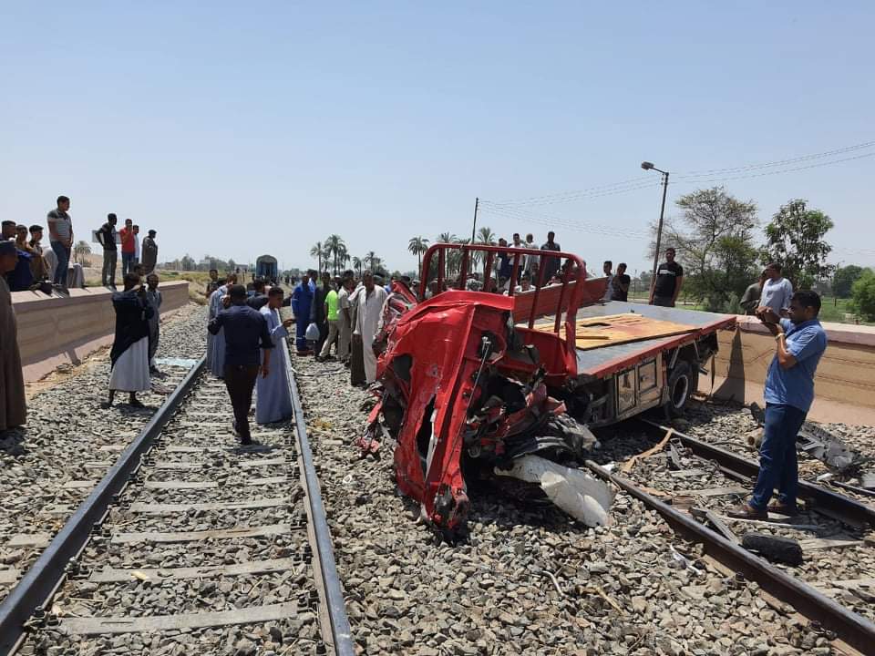 قطار يدهس سيارة نقل في قنا
