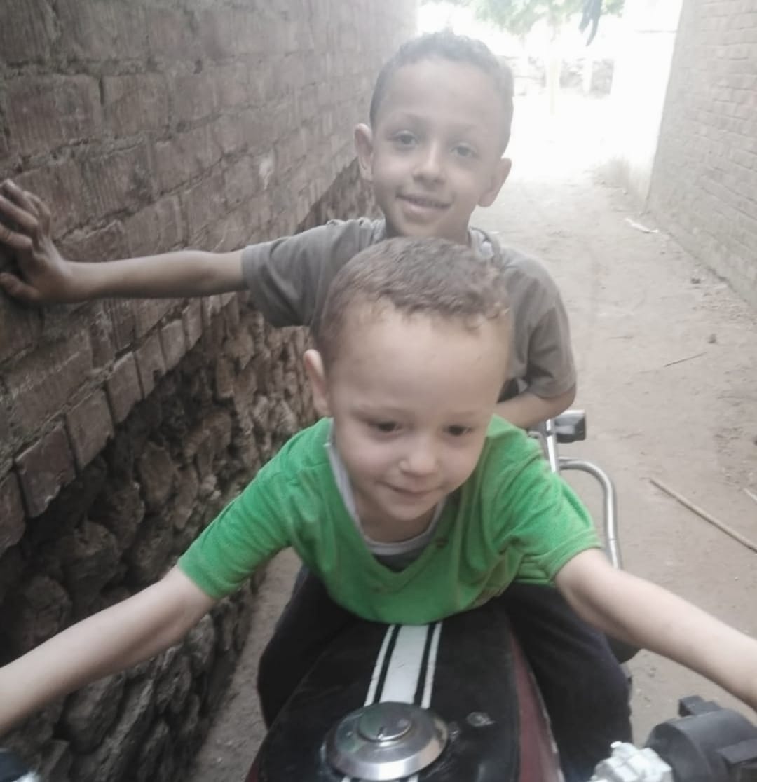 صورة الطفلين