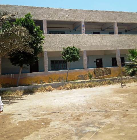 رش وتعقيم اللجان استعدادًا لامتحانات الثانوية العامة بالشرقية 07