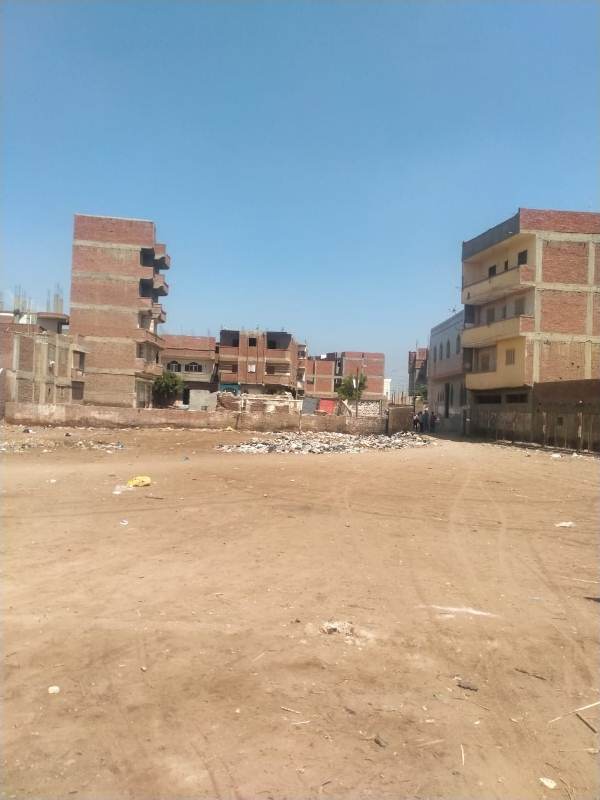 تراكم القمامة في ساحة مركز الشباب 02