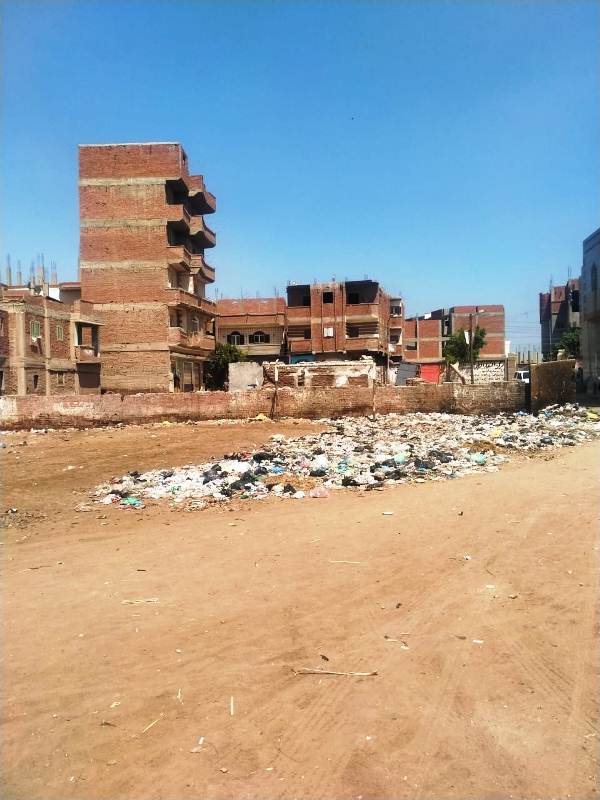 تراكم القمامة في ساحة مركز الشباب 03