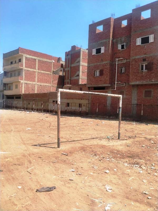 تراكم القمامة في ساحة مركز الشباب 04