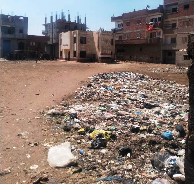 تراكم القمامة في ساحة مركز الشباب