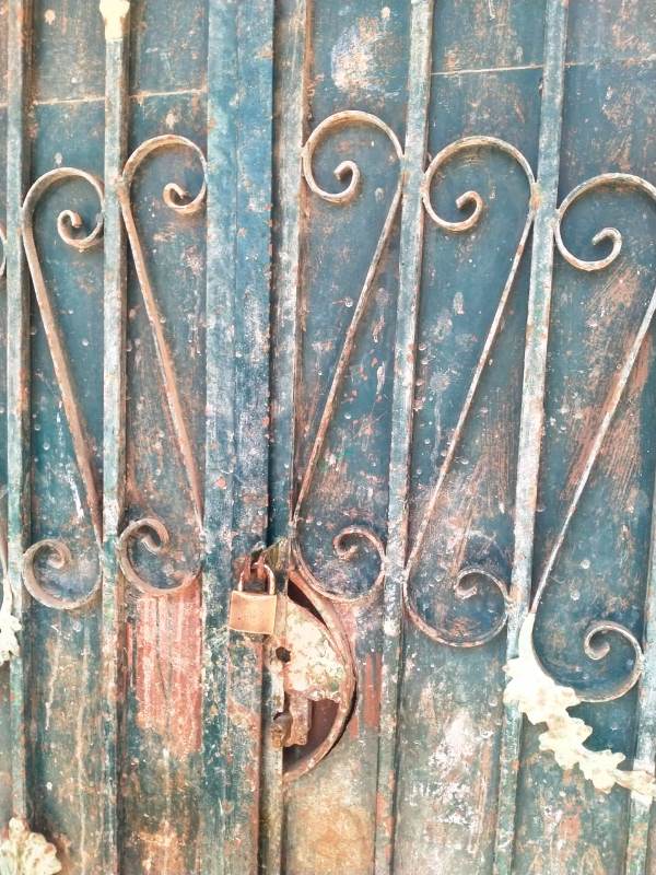 غلق باب المركز بالجنازير