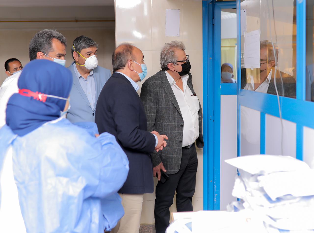 رئيس الجامعة يطمئن على حالة المريضة